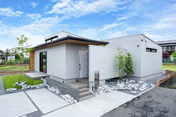 アルネットホームの平屋の注文住宅の外観。白い外壁と深い軒のある住まい