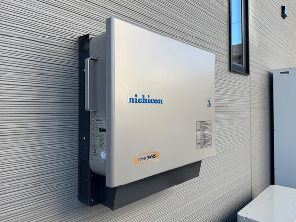 住宅の外壁に設置された家庭用蓄電池