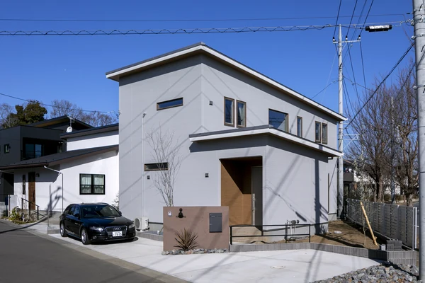 アルネットホームの注文住宅の外観。白い外壁と切妻屋根の2階建て