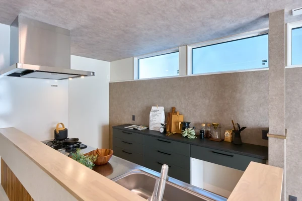 高窓を設けた対面キッチン。アルネットホームの注文住宅の室内