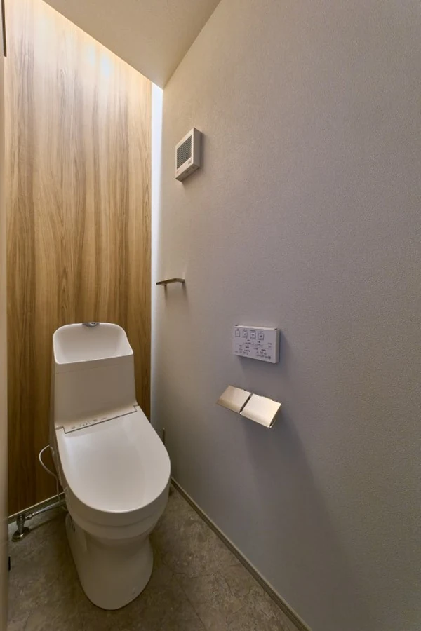 アルネットホームの注文住宅のトイレ。木目の壁面を用いた空間