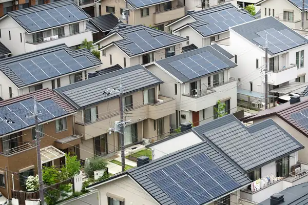太陽光パネルを設置した住宅が並ぶ住宅街