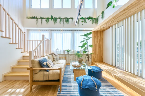 階段と吹き抜けがつながるリビング。アルネットホームの高気密高断熱住宅の室内