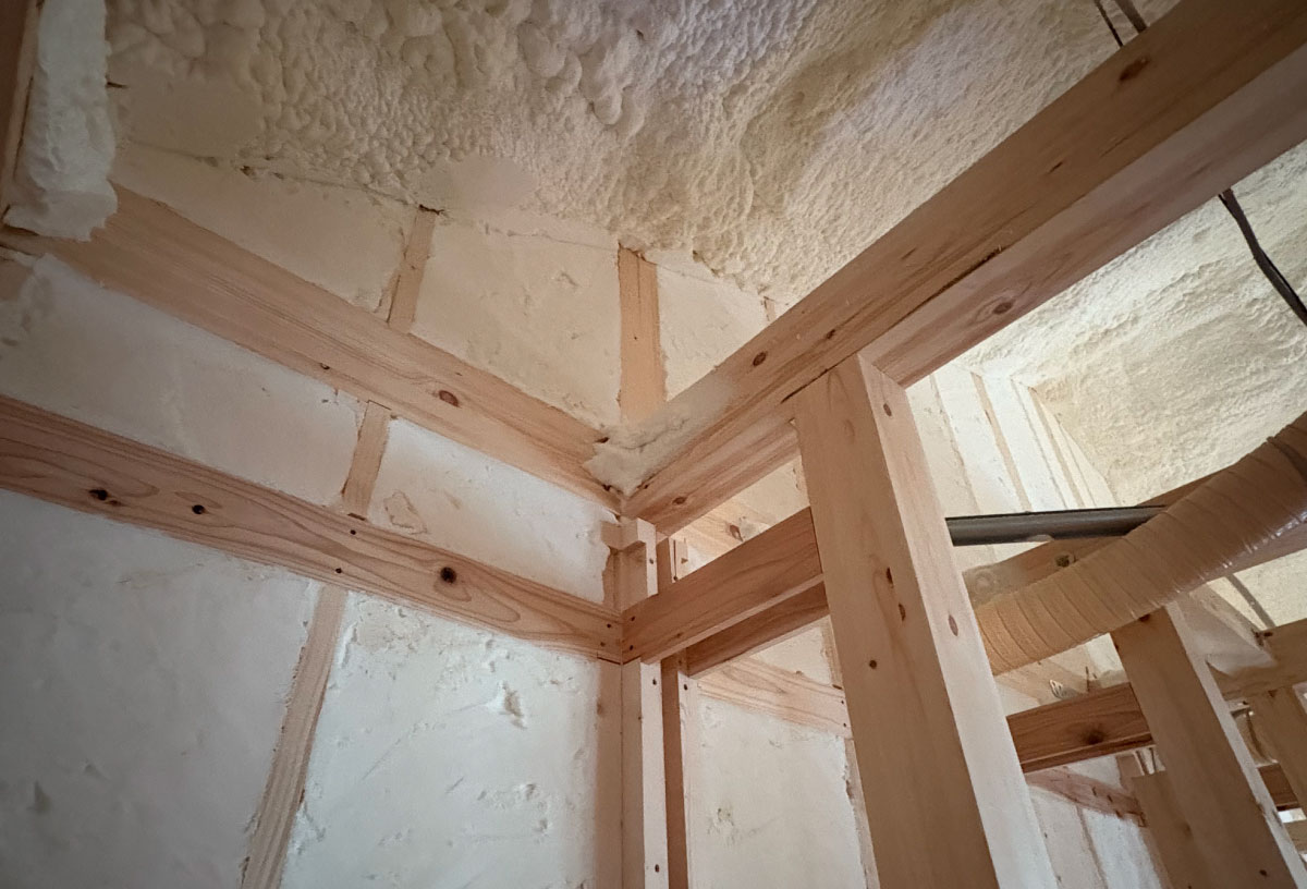 屋根・壁の内側に吹付ウレタンフォーム