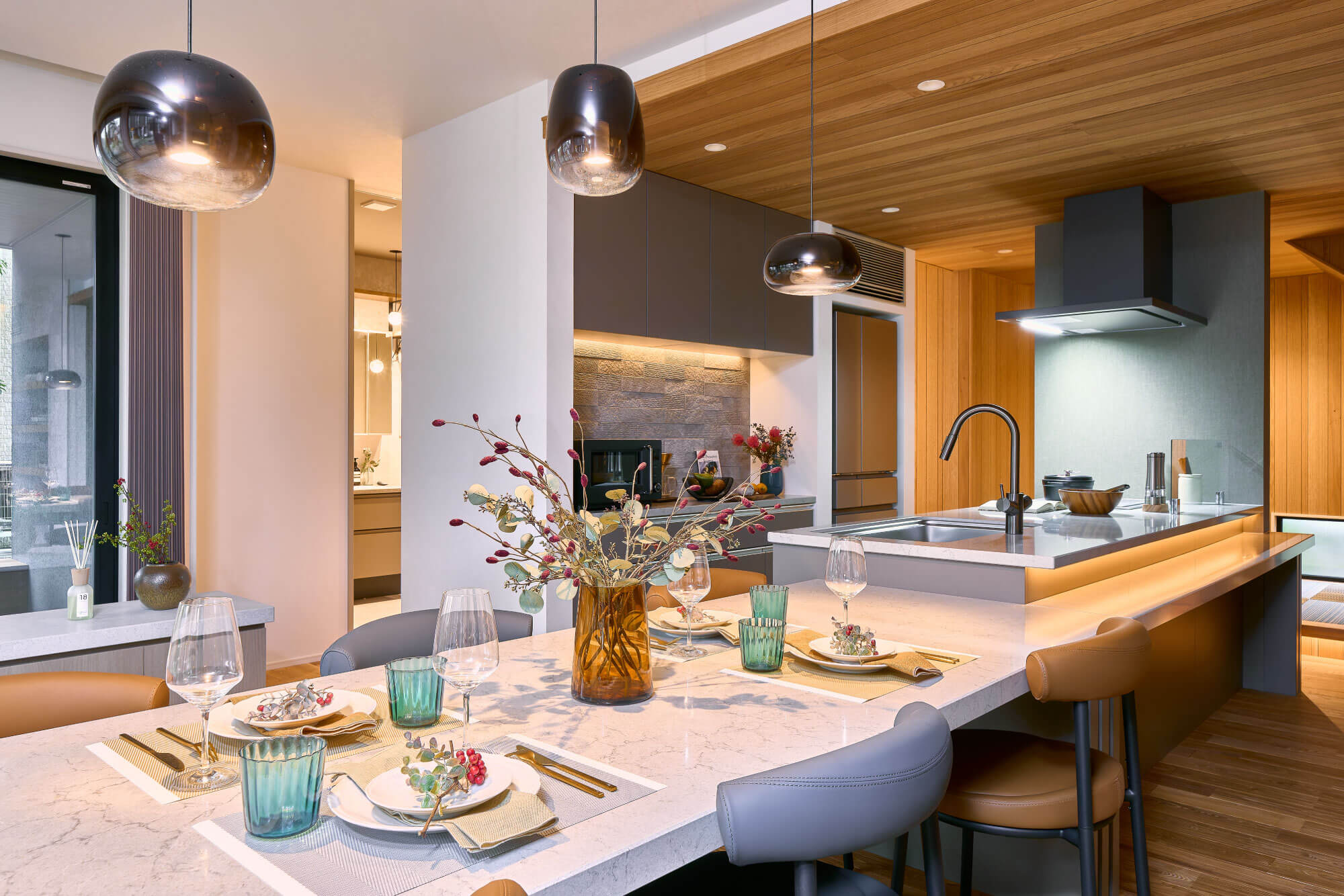 外へとつながる開放的なダイニングimgs