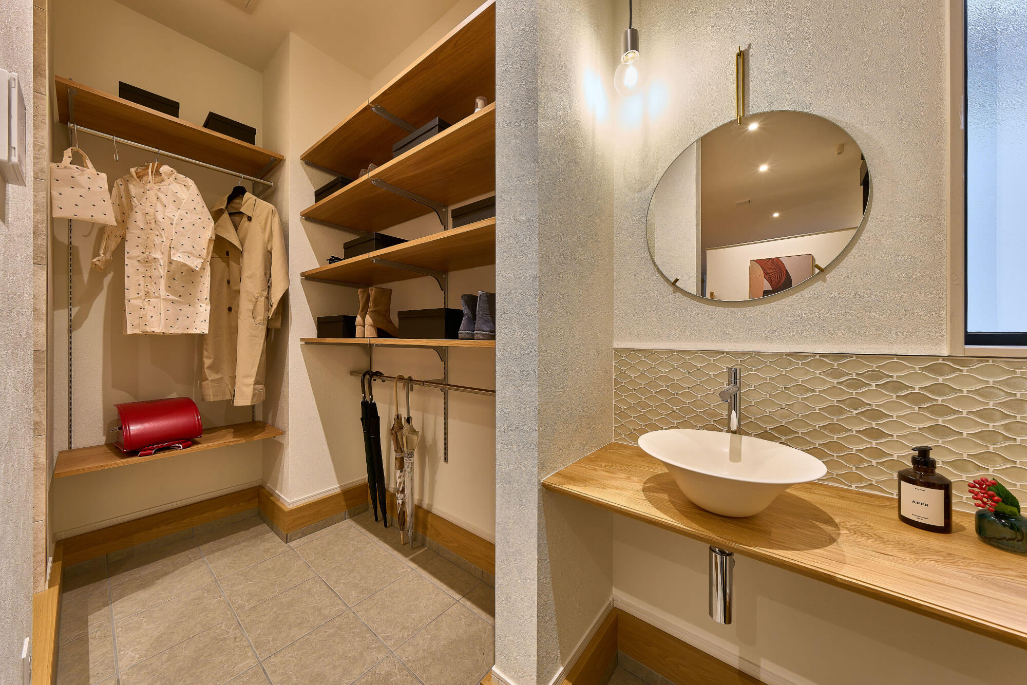 室内をキレイに保つ、収納＆洗面がある玄関